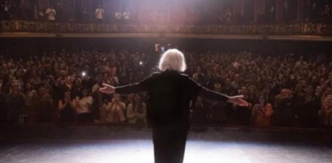 Fernanda Montenegro é aplaudida de pé em pré-estreia de 'Vitória' no Rio