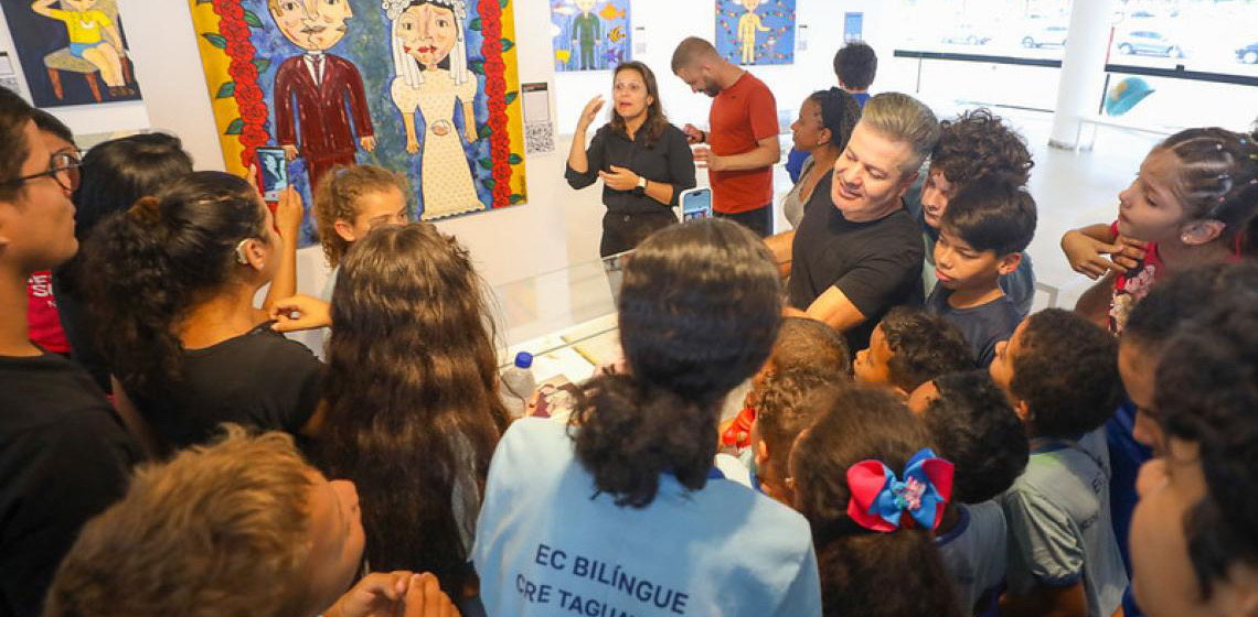 Estudantes com deficiência auditiva visitam exposição de artista surdo