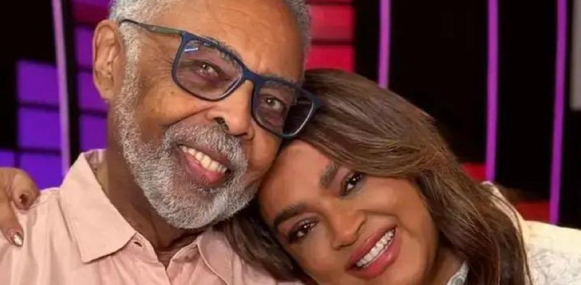 Preta Gil se emociona em show do pai e é amparada por amigas
