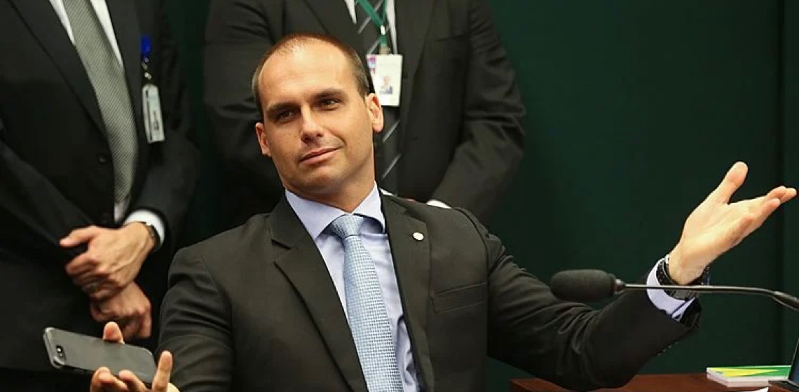 Situação de Eduardo Bolsonaro não indicava prisão ou perda de passaporte iminentes