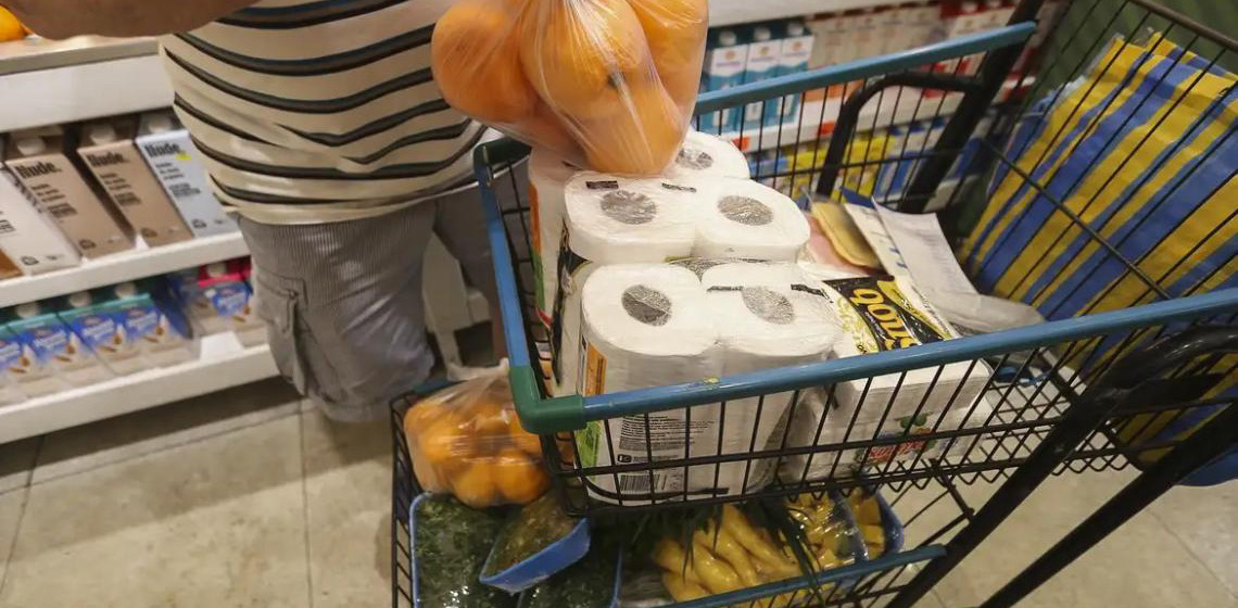 Abras aponta queda de 4,25% no consumo de brasileiros em fevereiro