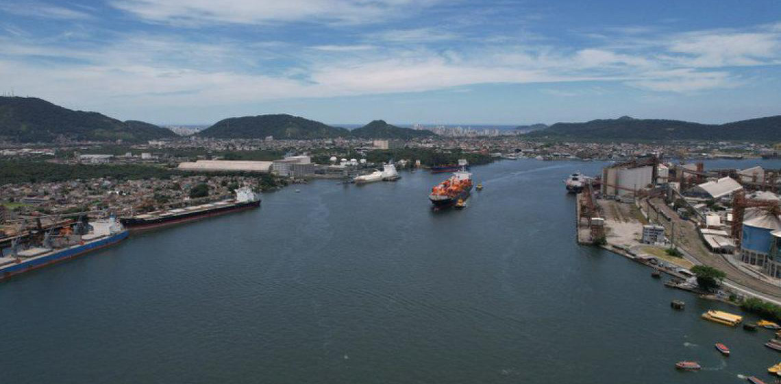 Portos brasileiros movimentam 95% das importações e exportações de produtos