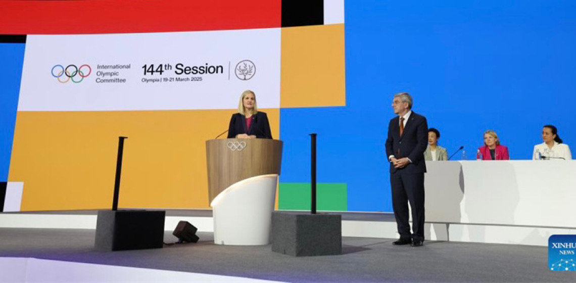 Kirsty Coventry se torna a primeira mulher e primeira africana presidente do COI