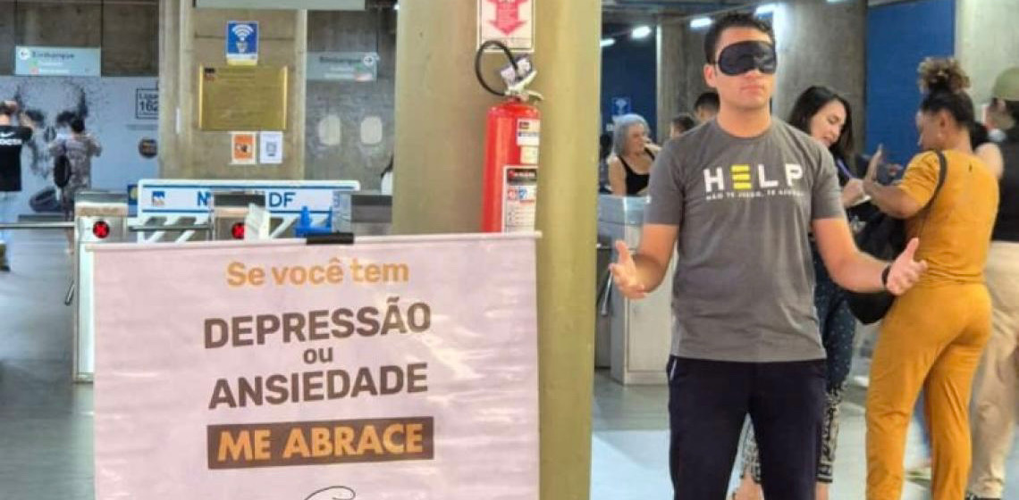 Estação Central do Metrô-DF vira palco de acolhimento por meio de cartas e de abraços