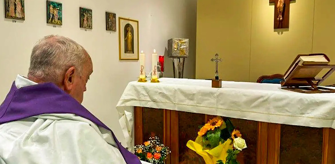 Papa Francisco acena para fiéis e recebe alta de hospital após 37 dias