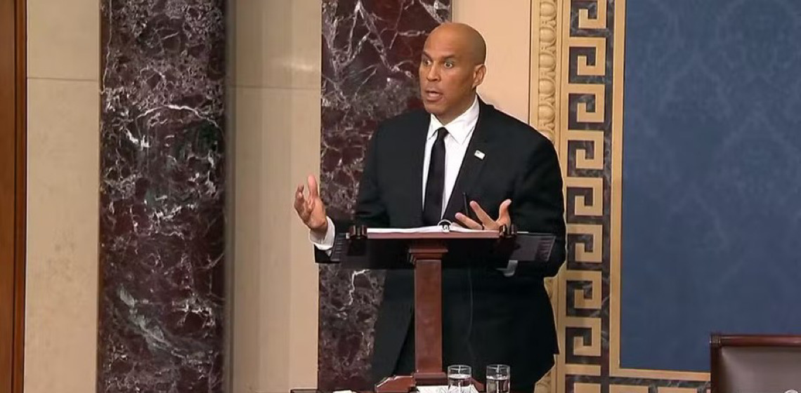 Quem é Cory Booker, democrata que bateu recorde de discurso mais longo da história do Senado dos EUA
