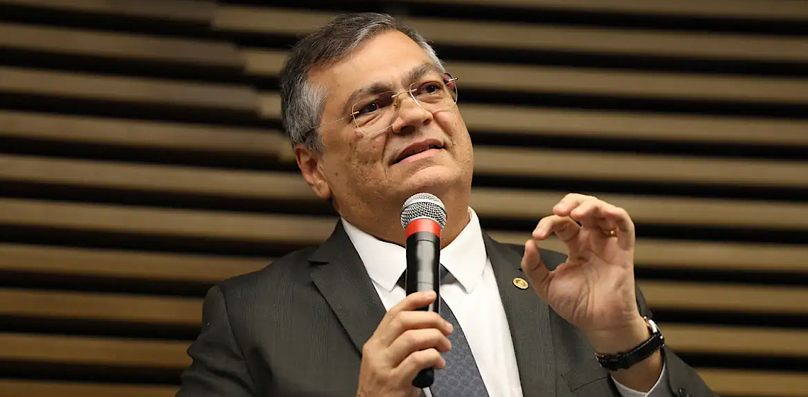 Ministro é aplaudido ao dizer que crime não está nos morros do Rio 