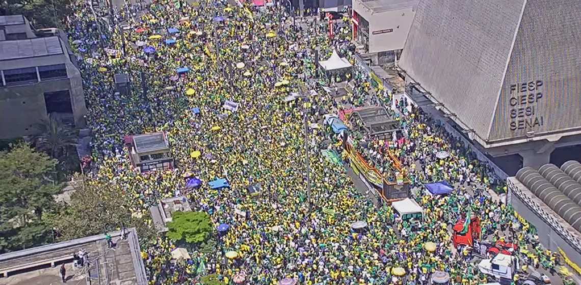 Manifestantes se reúnem na Paulista, e Bolsonaro se encontra com 7 governadores