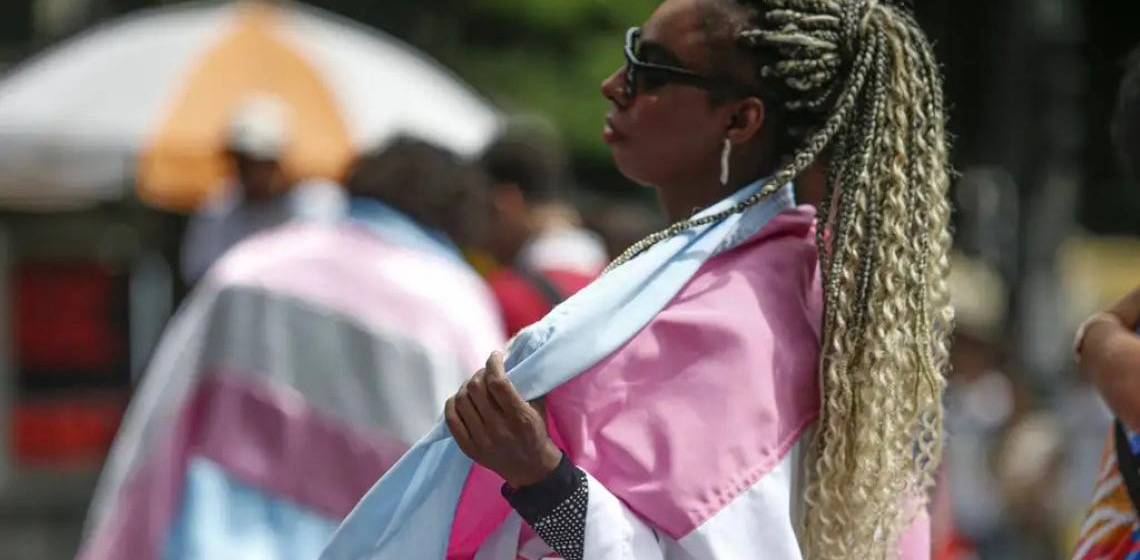 Entidades criticam CFM após veto a terapias para jovens trans