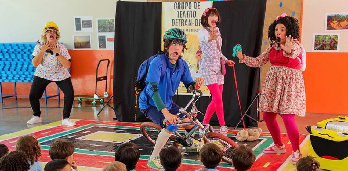Teatro infantil leva educação de trânsito para escolas do Distrito Federal