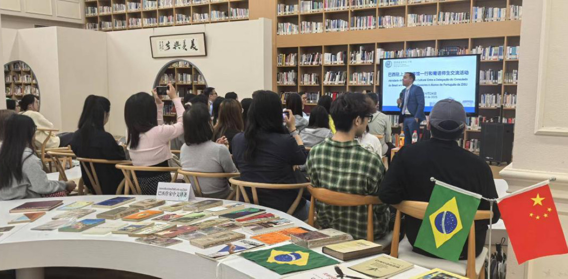 Um desfile de cultura brasileira na Universidade de Estudos Internacionais de Zhejiang
