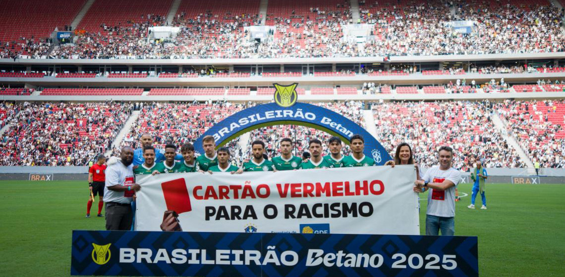 Mais de 30 mil torcedores dão cartão vermelho para o racismo no Mané Garrincha