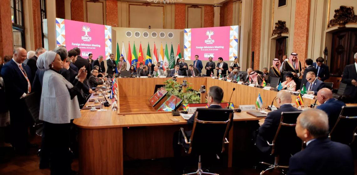 Guerra tarifária: 'Enquanto uns choram, outros vendem lenço' e BRICS vai vender