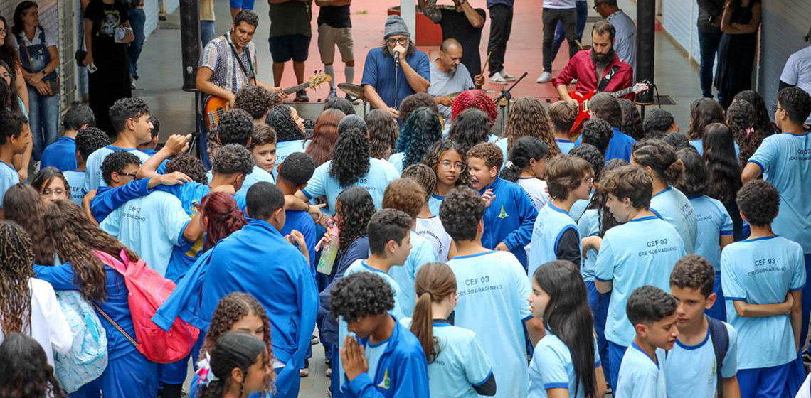 Projeto leva cultura por meio do rock and roll para estudantes da rede pública do DF