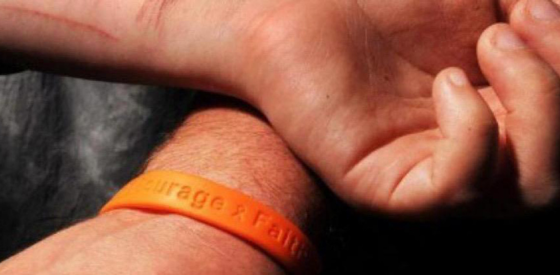 Pai escreve livro sobre grupo que incentivou mutilação e abuso da filha de 13 anos