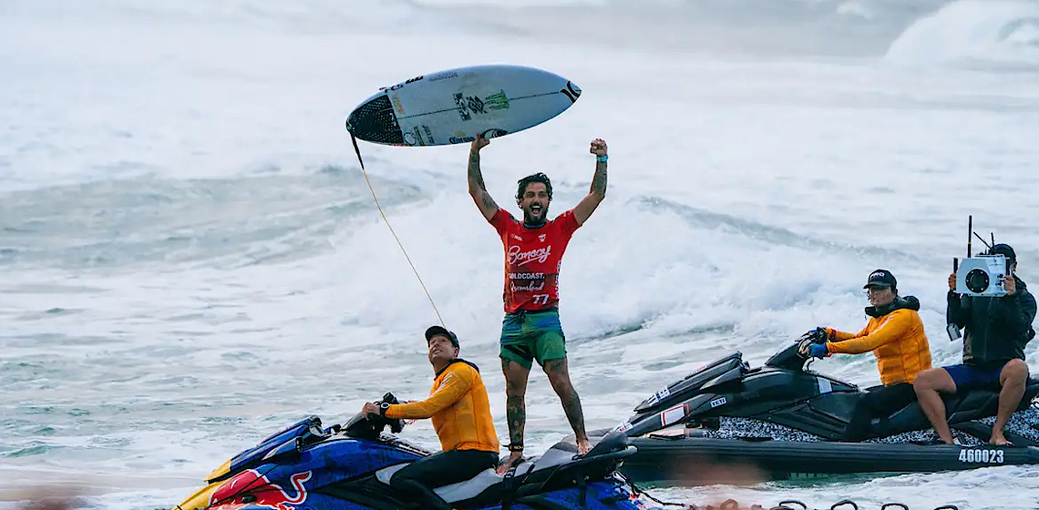 Filipe Toledo dá show na Austrália e volta a ser campeão no Mundial de Surfe