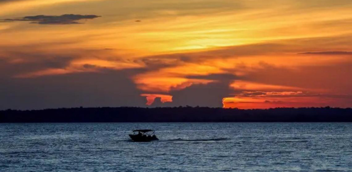Mães da Amazônia vivem dilema entre incentivar estudos e contar com a ajuda dos filhos no extrativismo