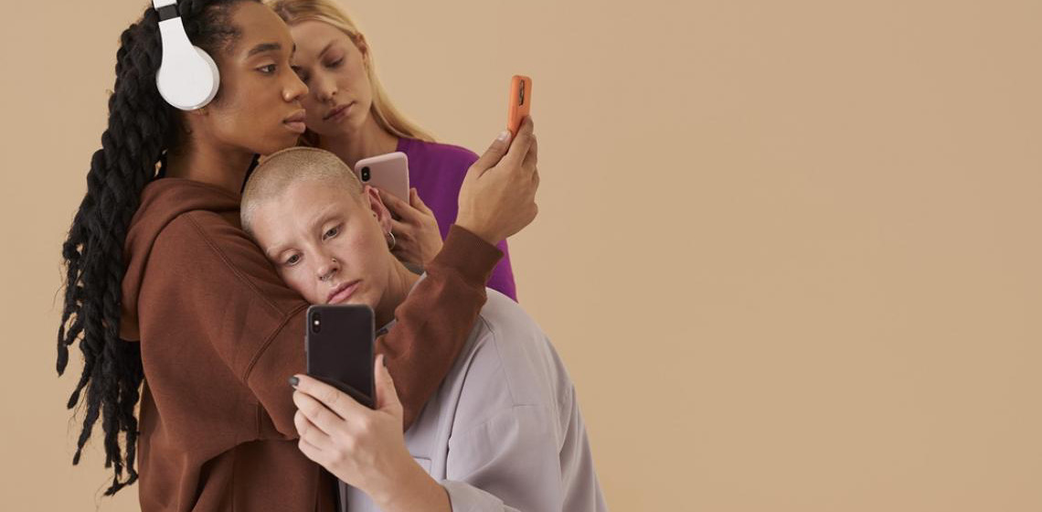 Mães educam filhas adolescentes contra pressão estética propagada nas redes sociais