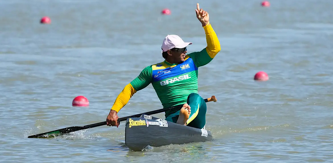 Isaquias Queiroz garante ouro na Copa do Mundo de canoagem velocidade 