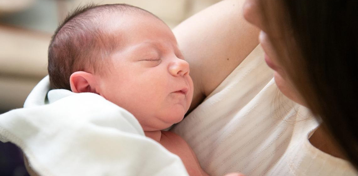 Por que as mulheres estão sendo tão criticadas por ter bebê reborn e o que isso diz sobre maternidade