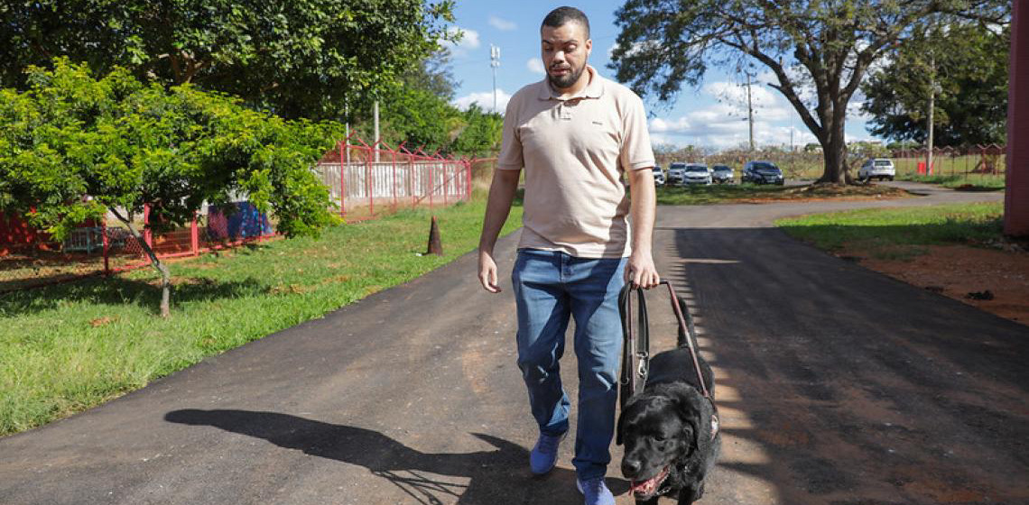 Bombeiros levam projeto de cinotecnia às escolas cívico-militares do DF e retomam treinamento de cães-guia