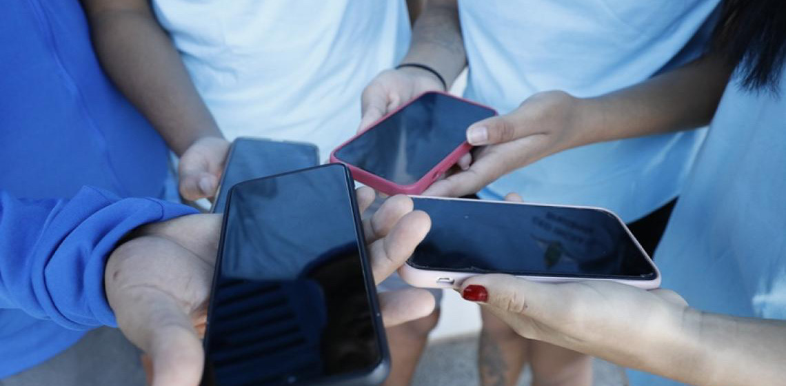 Mais de 80% dos profissionais da educação básica avaliam positivamente a proibição de celulares nas escolas