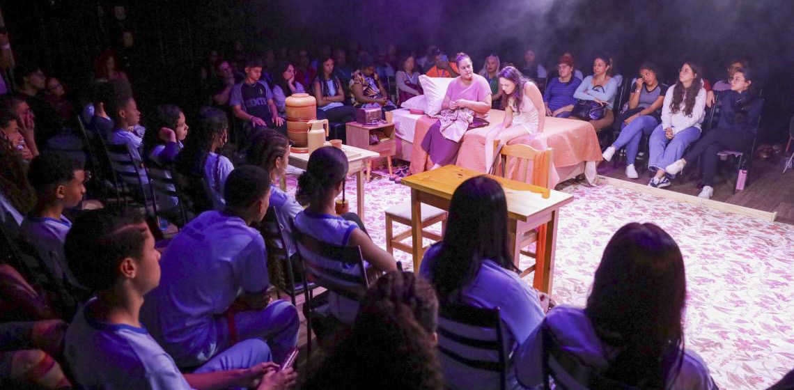 Peça no DF aproxima diferentes públicos do teatro com sessões inclusivas