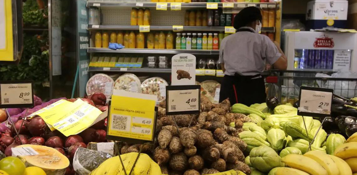 Contratos de trabalho por hora em supermercados aumentam precarização