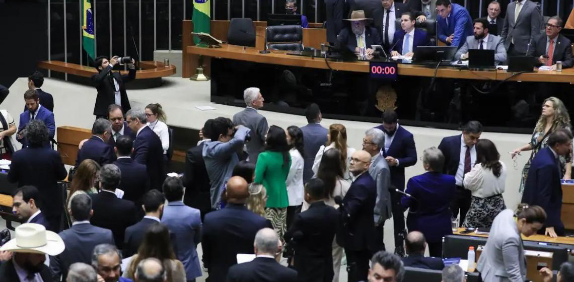 Câmara dos Deputados aprova projeto que reajusta salários de servidores públicos