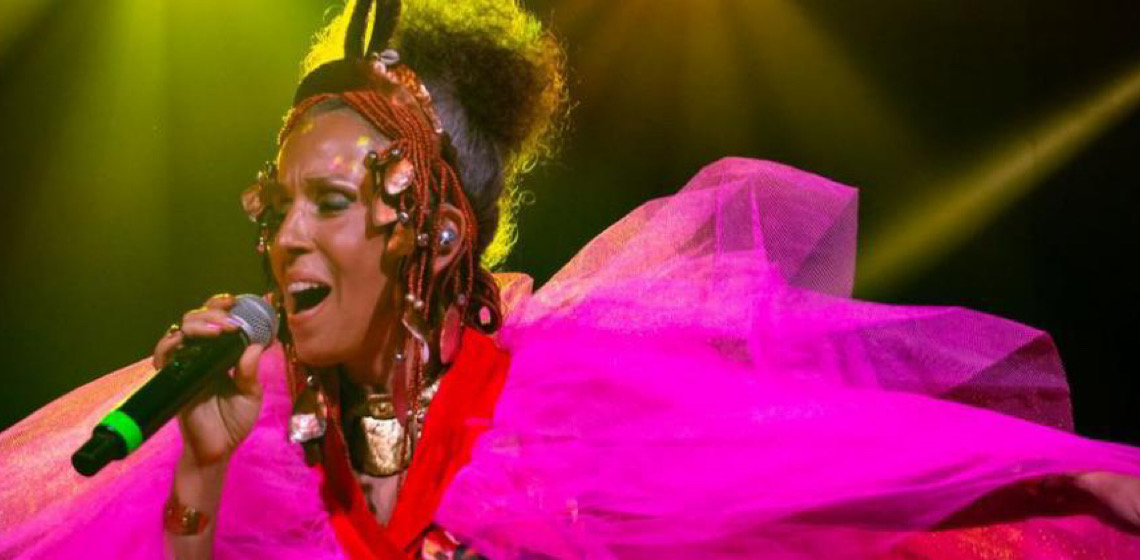Artista brasileira exalta musicalidade e beleza da língua portuguesa