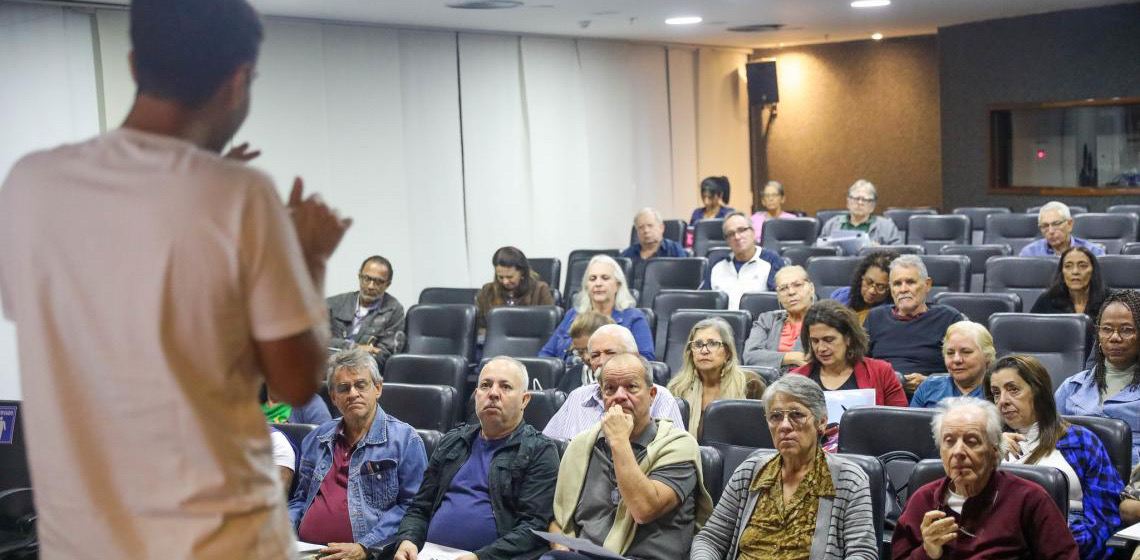 Biblioteca de Brasília abre vagas para oficinas de redação para vestibular de público 60+