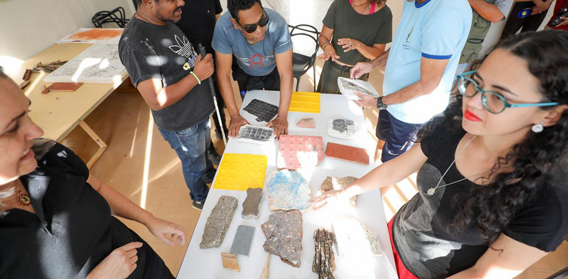 Pessoas cegas e de baixa visão participam da criação de peças artísticas sobre calçadas do DF