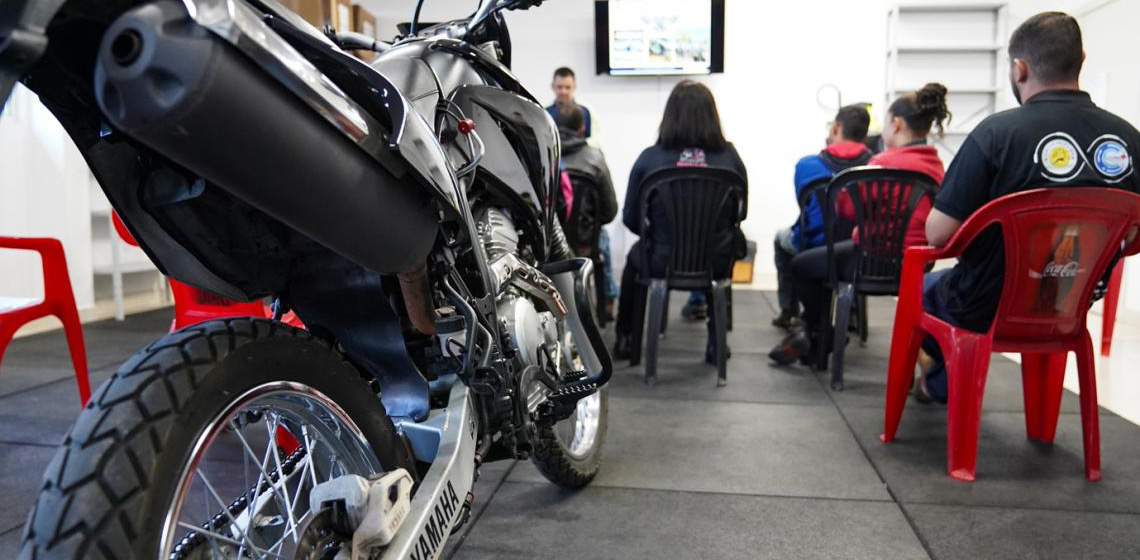 Motociclistas de aplicativo são capacitados para reforçar segurança no trânsito do DF