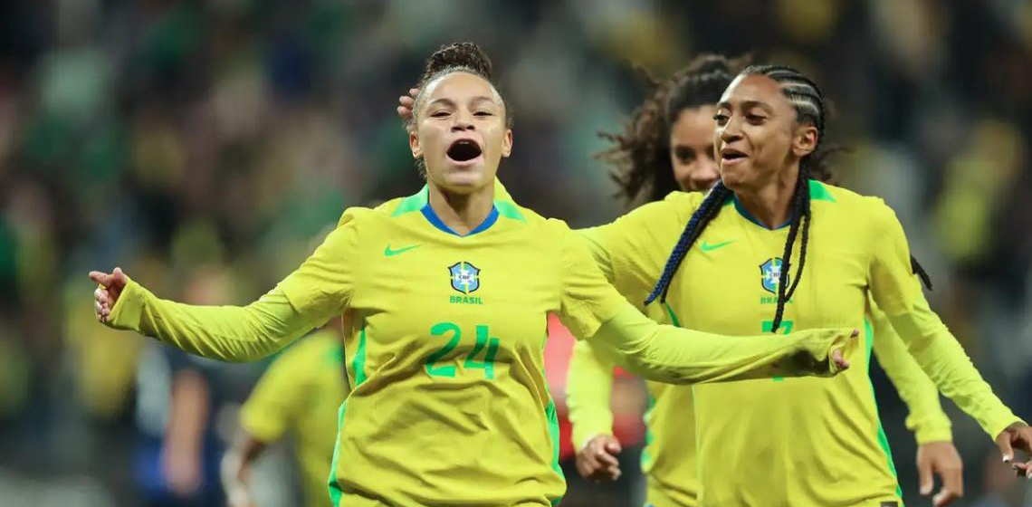 Dudinha brilha e seleção feminina derrota Japão no frio paulistano
