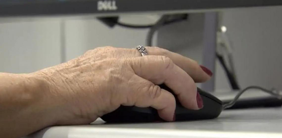 Idosos enfrentam barreiras digitais para acessar serviços do INSS
