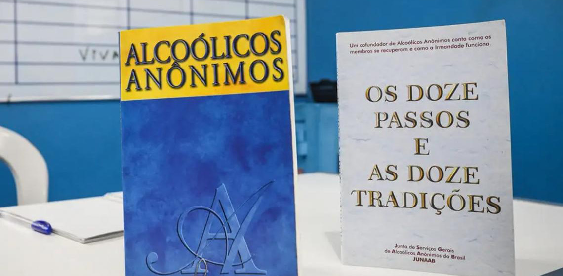Aos 90 anos, Alcoólicos Anônimos têm maior participação feminina