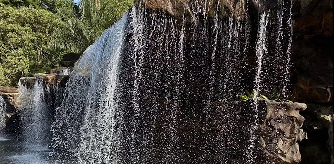 Magé (RJ) constrói cachoeira sustentável com pneus e garrafas PET tirados da Baía de Guanabara