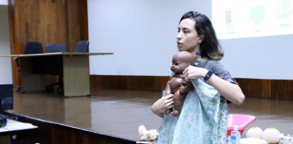 Em encontros gratuitos no Hmib, gestantes aprendem na prática como cuidar de seus bebês