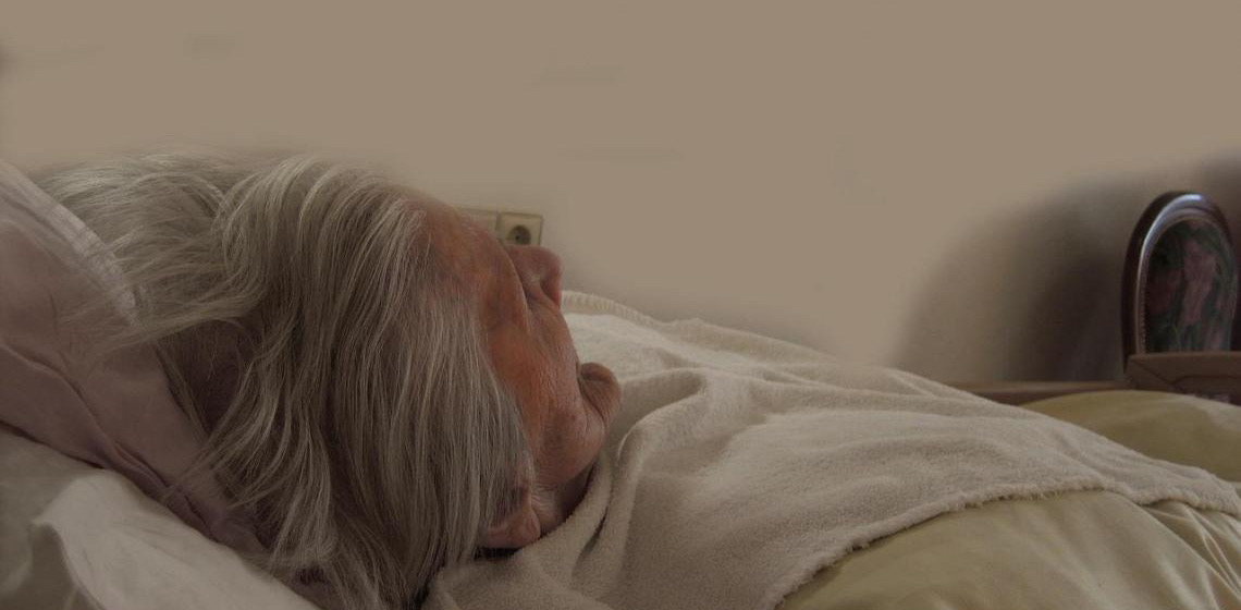 Conversa de 15 minutos com familiar pode ajudar a diagnosticar demência em hospitais, diz estudo