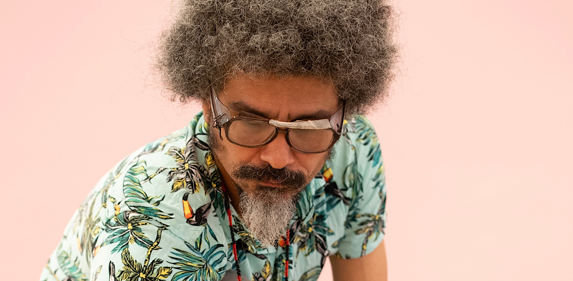 Paulo Nazareth inaugura nova etapa da exposição “Esconjuro”, no Inhotim, a partir de 28 de junho
