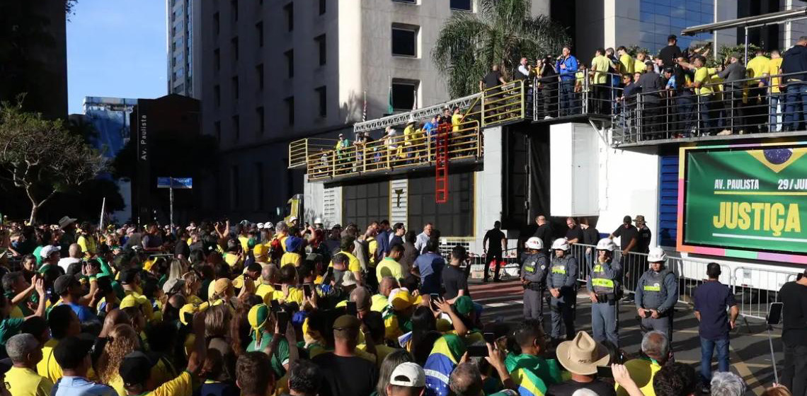 Réu no STF por golpe de Estado, Bolsonaro desafia Justiça e encena campanha para 2026 em ato na Paulista