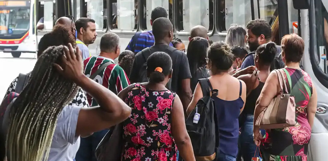 Quase um terço dos brasileiros CLT ou aposentados possuem consignado, aponta Datafolha