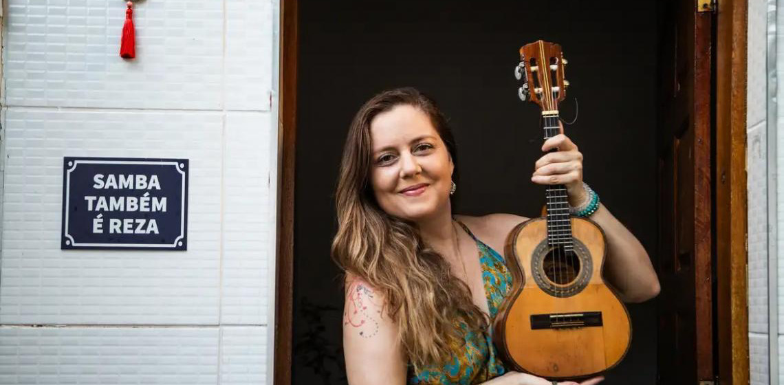 Roberta Nistra segue linhagem da mulher sambista que toca cavaquinho
