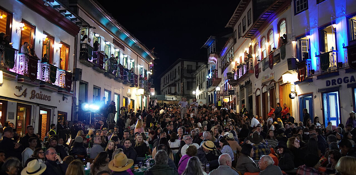 Das sacadas de Diamantina, serenatas invertidas encantam turistas em busca de bem-estar e lazer
