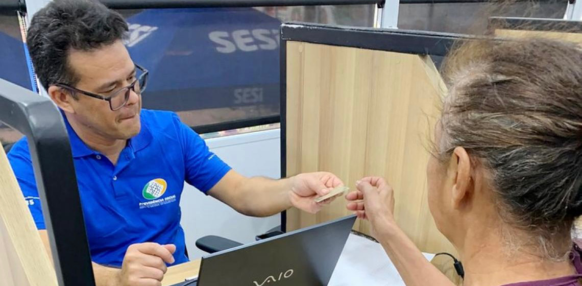 Catadores de materiais recicláveis recebem atendimento previdenciário no Distrito Federal