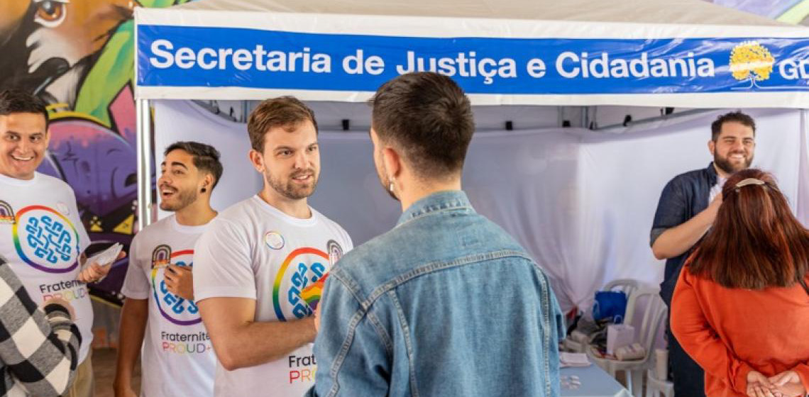 Governo do DF faz mais de 700 atendimentos gratuitos durante a maior feira LGBTQIAPN+ do DF
