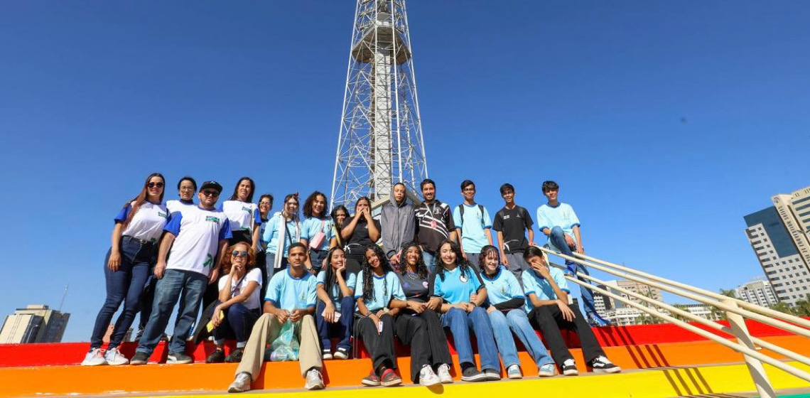Turismo Mais Brasília leva estudantes da rede pública a pontos cívicos do DF