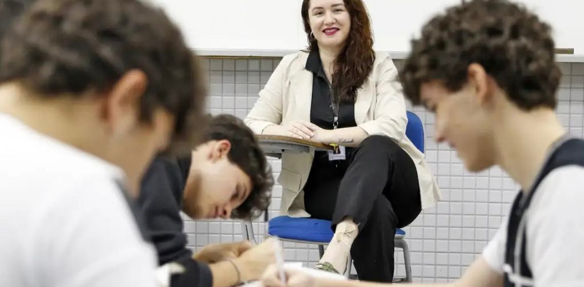 Ter professor que atua em apenas uma escola favorece desempenho de alunos