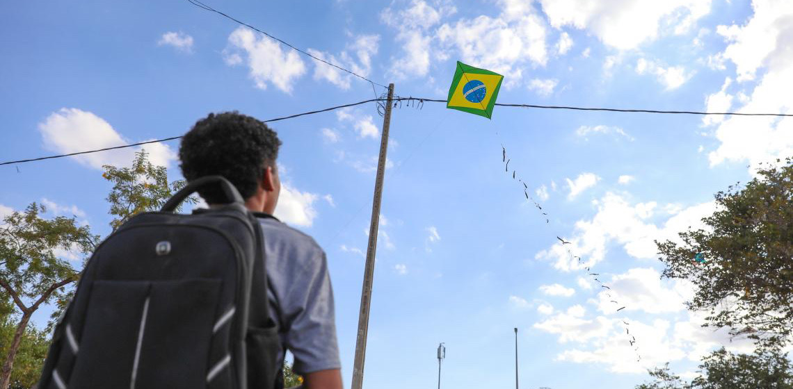 Acidentes com pipas na rede elétrica crescem 60%; saiba como evitar riscos
