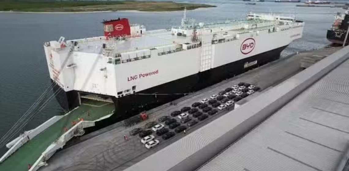 Após transportar 7 mil carros elétricos para Brasil, navio da BYD está de volta à China